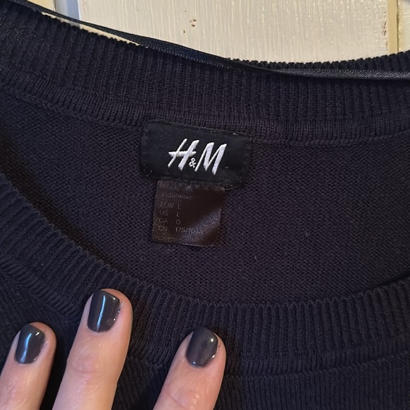 H&M Navy sweater size large - Picture 3 of 3